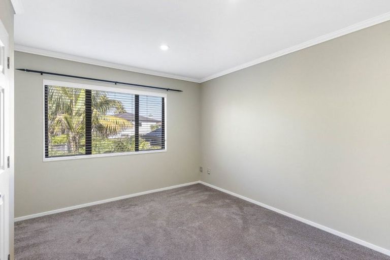 Photo of property in 30 Scarlet Oak Drive, Schnapper Rock, Auckland, 0632