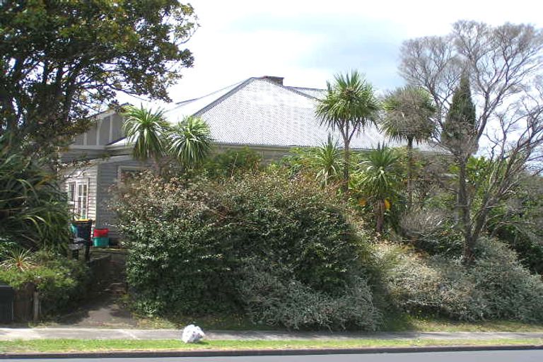 Photo of property in 13 Onewa Road, Northcote, Auckland, 0627