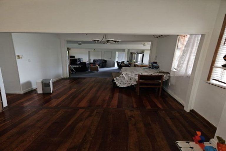Photo of property in 21 Lavelle Road, Henderson, Auckland, 0612