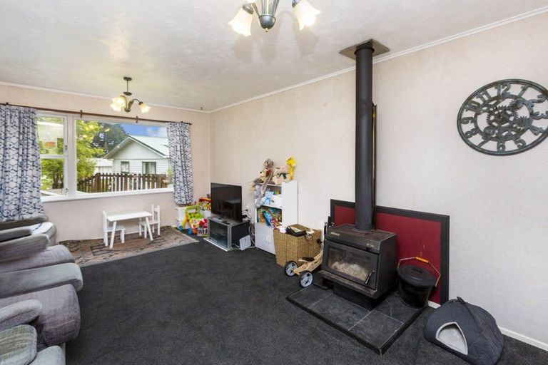 Photo of property in 39 Vista Crescent, Maoribank, Upper Hutt, 5018