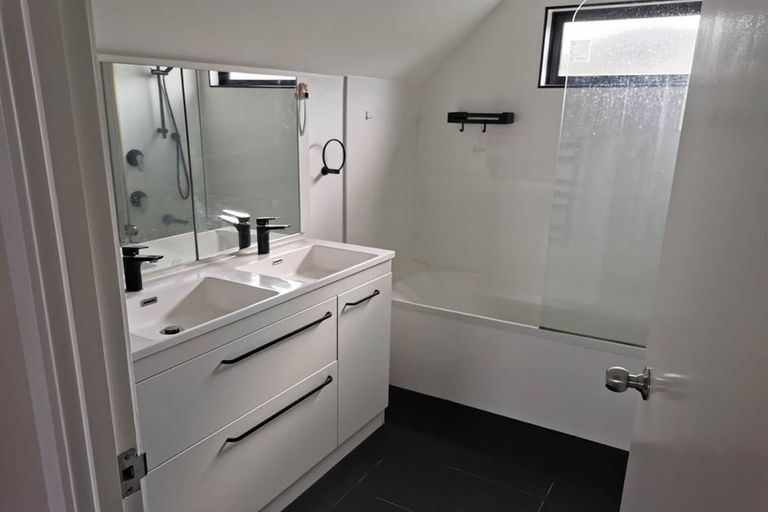 Photo of property in 2/20a Lavery Place, Sunnynook, Auckland, 0632