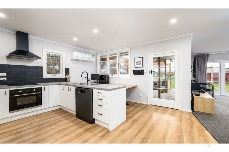 Photo of property in 58 Timaru Road, Waimate, 7924