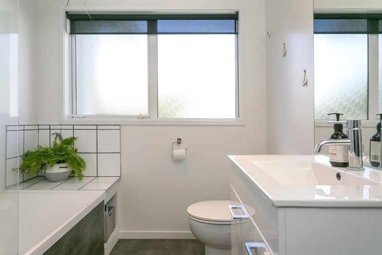 Photo of property in 9 Parata Street, Two Mile Bay, Taupo, 3330