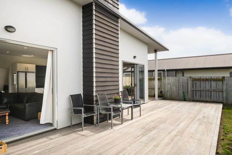 Photo of property in 4 Saint Heliers Grove, Fitzherbert, Palmerston North, 4410