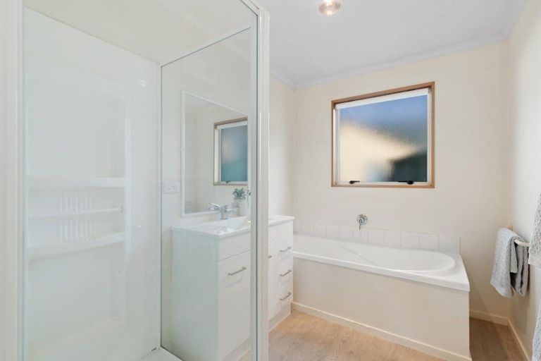 Photo of property in 32 Copper Beech Avenue, Frankton, Queenstown, 9300