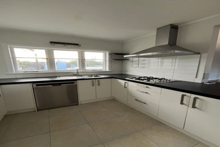 Photo of property in 1/934 East Coast Road, Northcross, Auckland, 0630