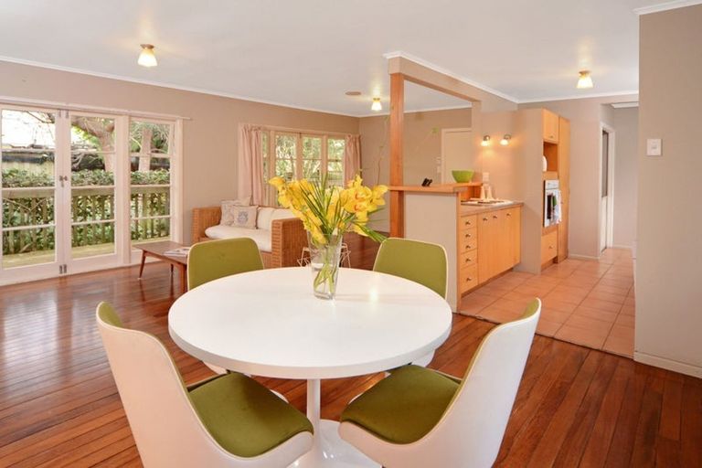 Photo of property in 2/16 Cresta Avenue, Beach Haven, Auckland, 0626