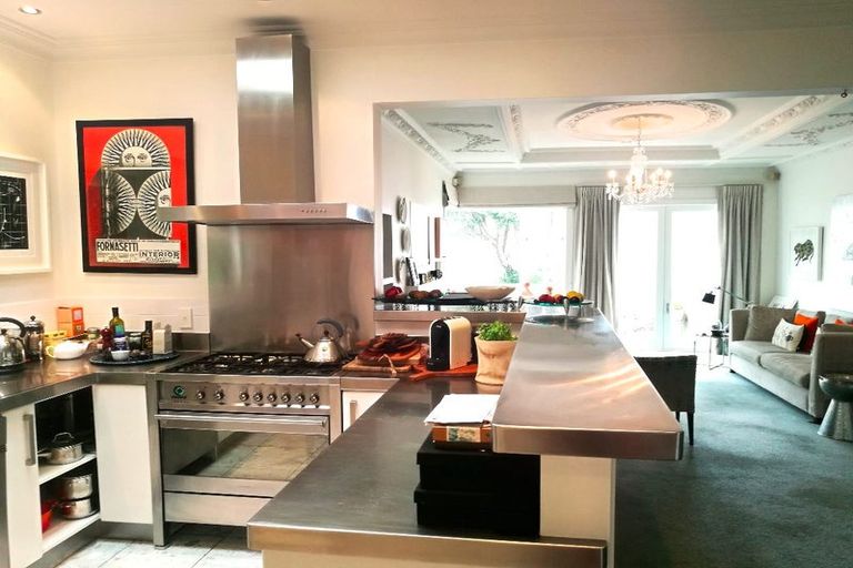 Photo of property in 144 Breaker Bay Road, Breaker Bay, Wellington, 6022