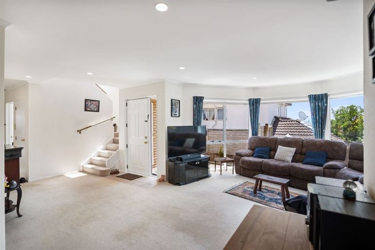 Photo of property in 2/2 Eske Place, Highland Park, Auckland, 2010