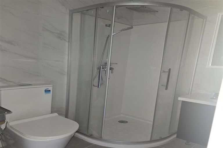 Photo of property in 2/6 Hepburn Road, Glendene, Auckland, 0602