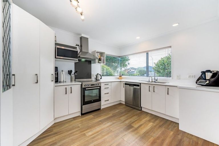 Photo of property in 32 Guildford Drive, Paraparaumu, 5032