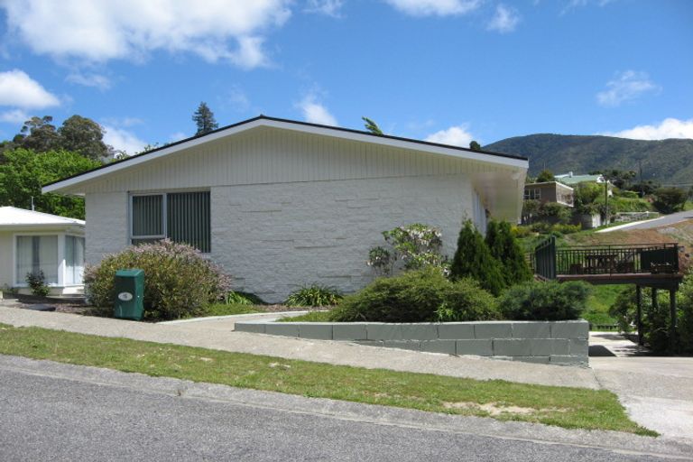 Photo of property in 15 Seaview Crescent, Picton, 7220