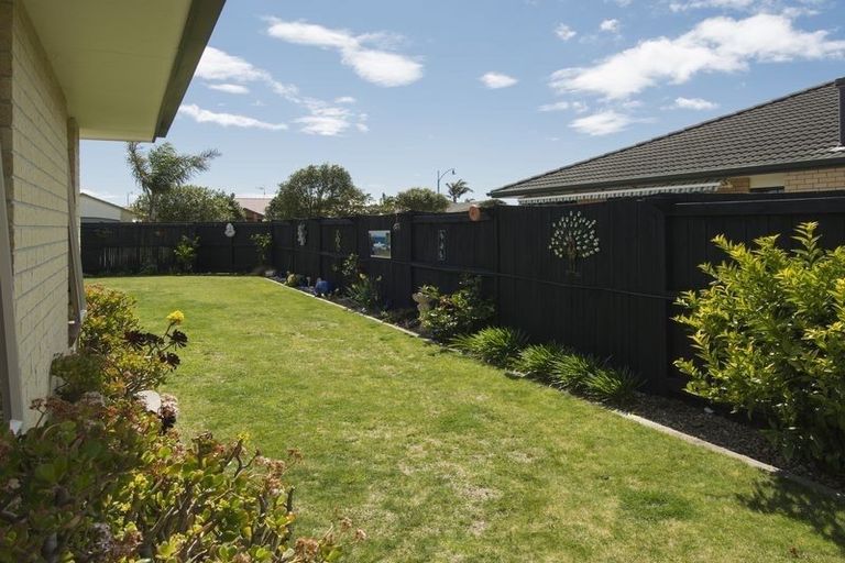 Photo of property in 1 Mcleod Place, Papamoa Beach, Papamoa, 3118
