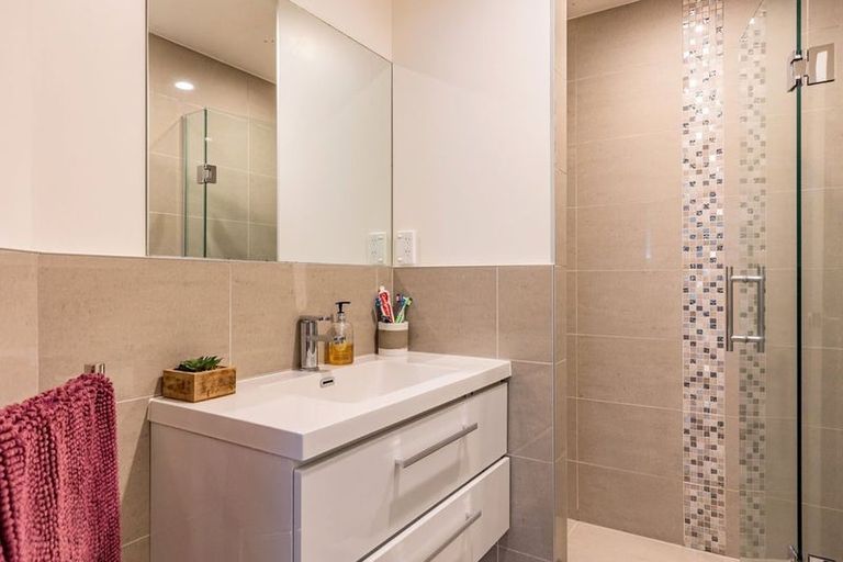 Photo of property in 21 Lewis Road, Pakuranga, Auckland, 2010