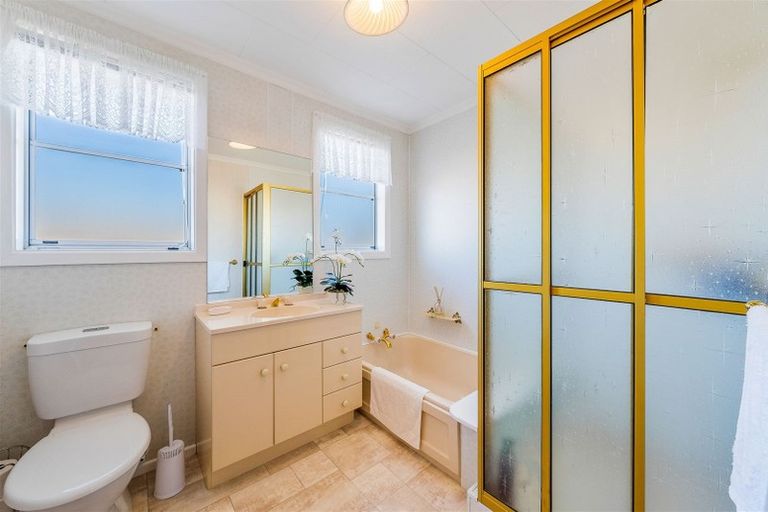 Photo of property in 32 Rangituhi Crescent, Takapuwahia, Porirua, 5022