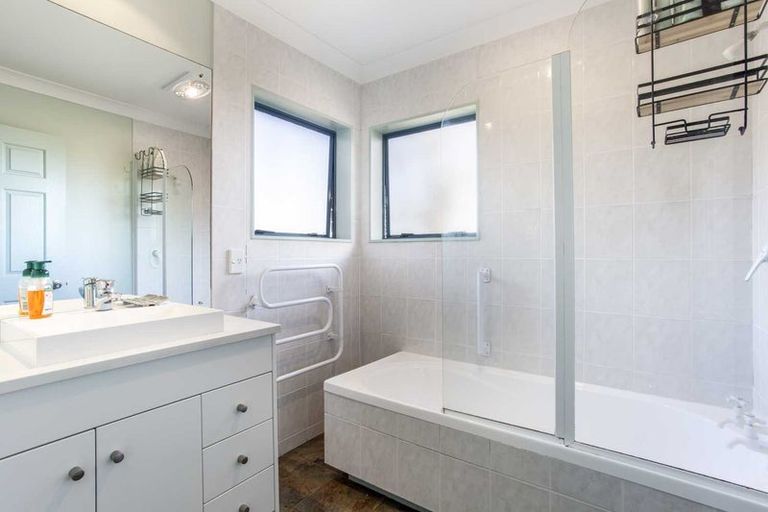 Photo of property in 35c Edmonton Road, Henderson, Auckland, 0612