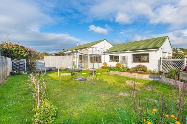 Photo of property in 1 Puriri Street, Raglan, 3225