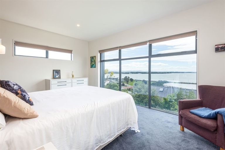 Photo of property in 10 Maffeys Road, Mount Pleasant, Christchurch, 8081