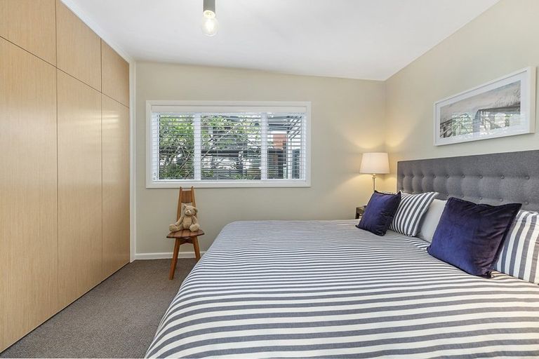 Photo of property in 106 Breaker Bay Road, Breaker Bay, Wellington, 6022