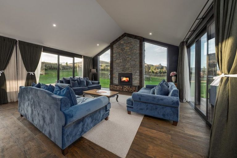 Photo of property in 16 Runholder Rise, Jacks Point, 9371