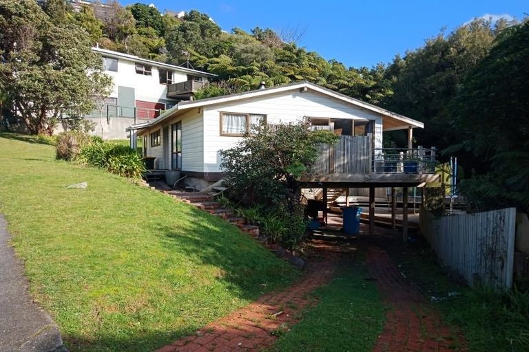 Photo of property in 25 Matuhi Street, Tirohanga, Lower Hutt, 5010