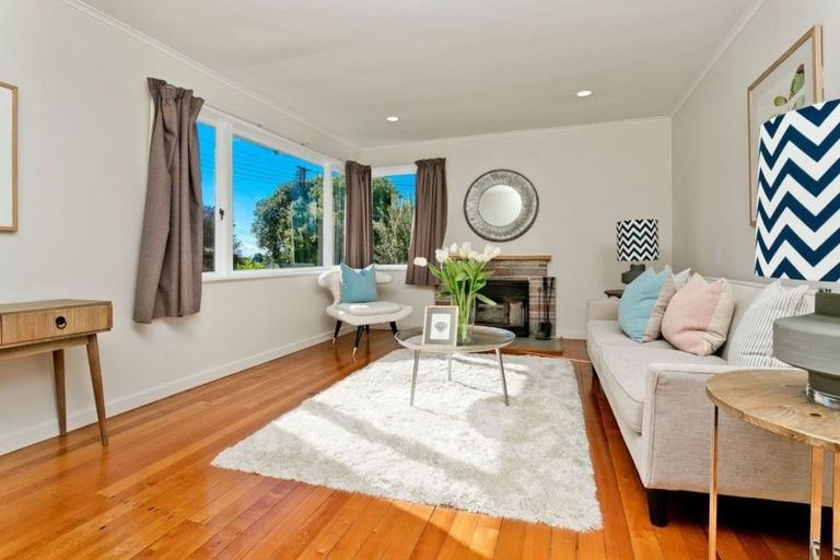 Photo of property in 1/962 East Coast Road, Northcross, Auckland, 0632