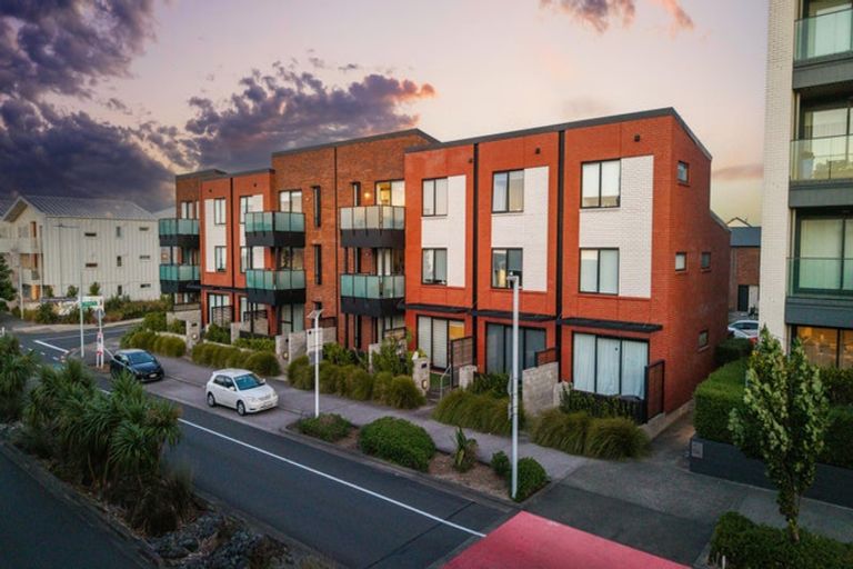 Photo of property in 3/20 Kerewhenua Crescent, Hobsonville, 0616