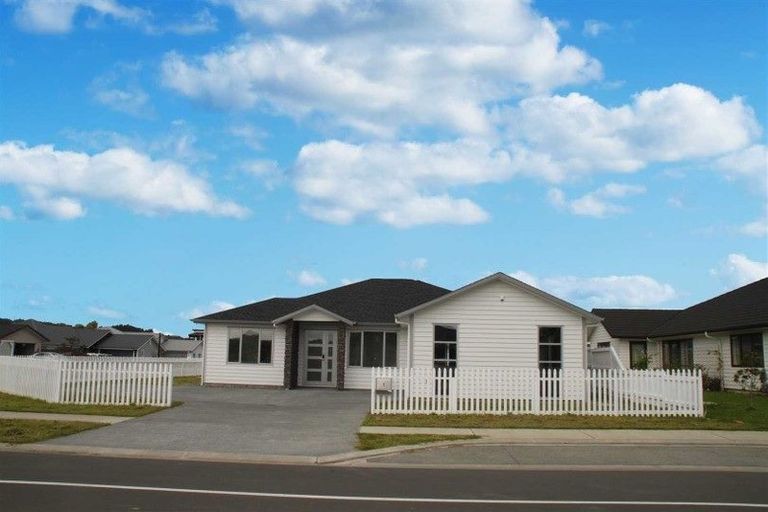 Photo of property in 1 Fred White Drive, Kumeu, 0810