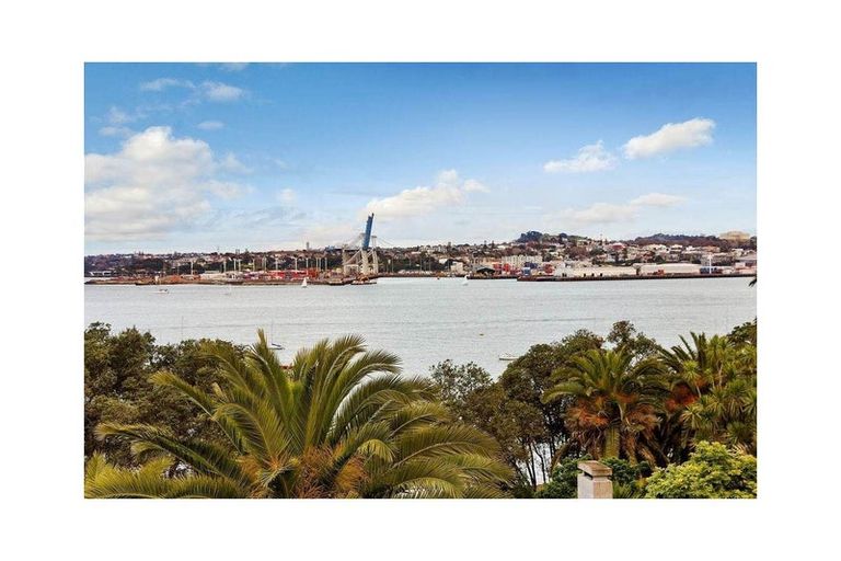 Photo of property in 5/25 Stanley Point Road, Stanley Point, Auckland, 0624