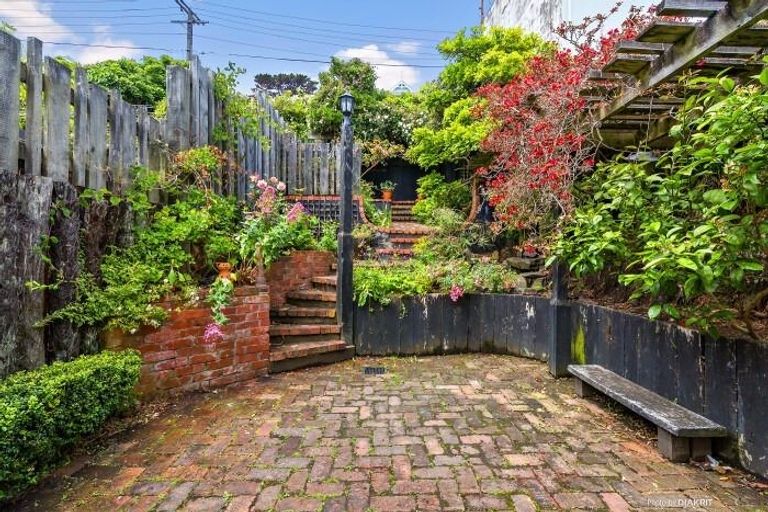 Photo of property in 18 Hawker Street, Mount Victoria, Wellington, 6011