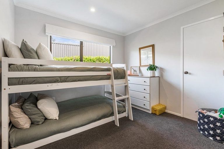 Photo of property in 1/22 Derwent Crescent, Titirangi, Auckland, 0604