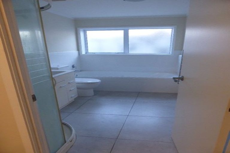 Photo of property in 1/36 Exmouth Road, Northcote, Auckland, 0627