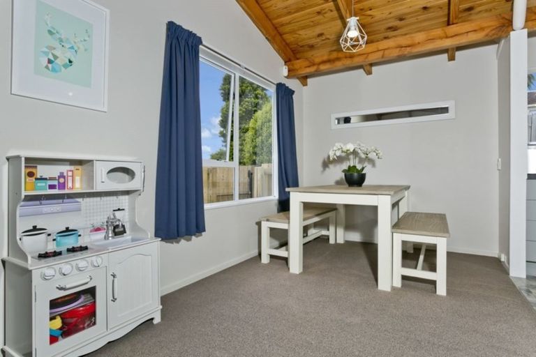 Photo of property in 1/19 Romulus Place, Totara Vale, Auckland, 0629