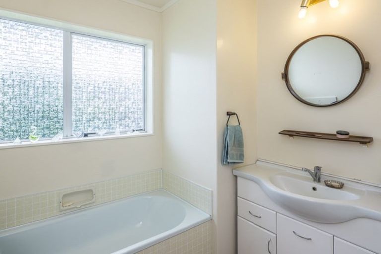 Photo of property in 60 Rewarewa Crescent, Waikanae, 5036