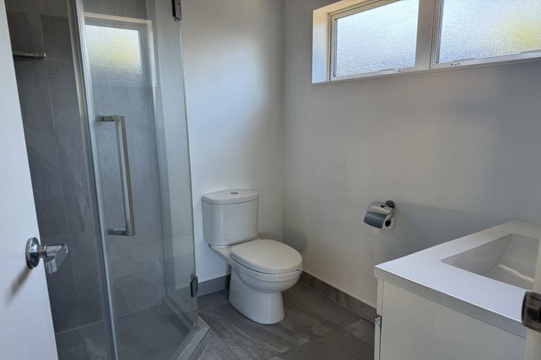 Photo of property in 5 Bishop Street, Green Bay, Auckland, 0604