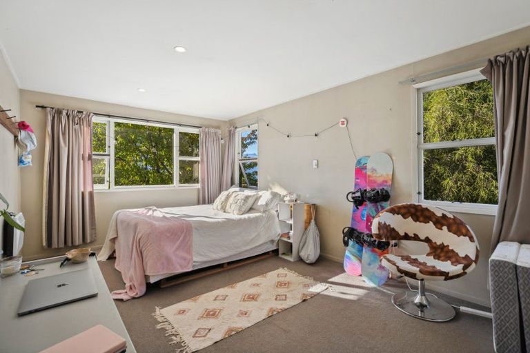 Photo of property in 6 Wynyard Crescent, Fernhill, Queenstown, 9300