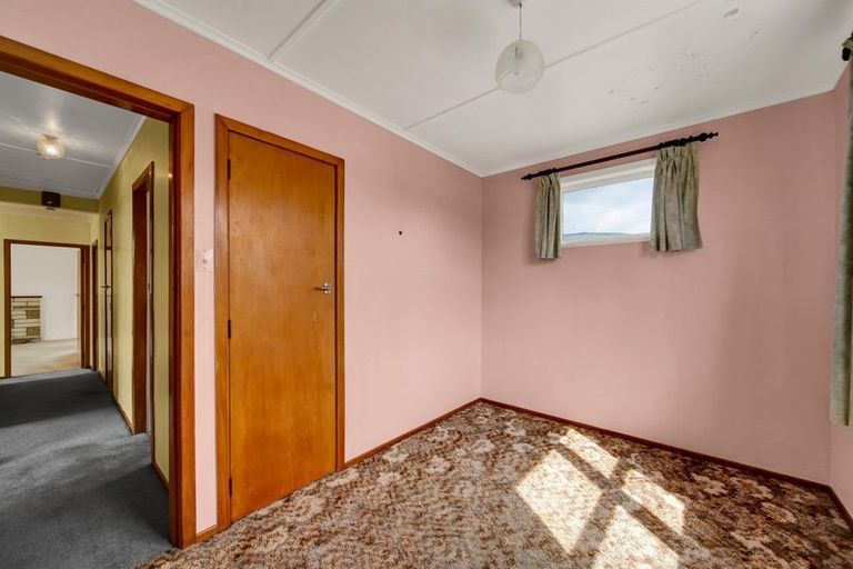 Photo of property in 12 Manu Crescent, Upper Vogeltown, New Plymouth, 4310