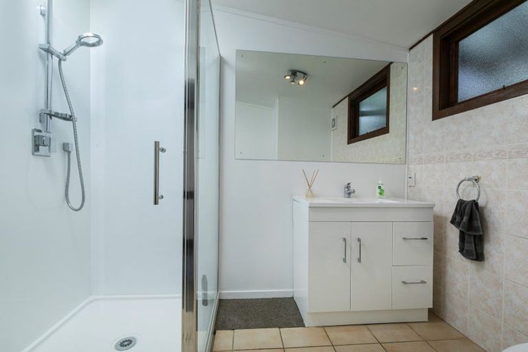 Photo of property in 15 Fairlea Road, Te Atatu South, Auckland, 0610