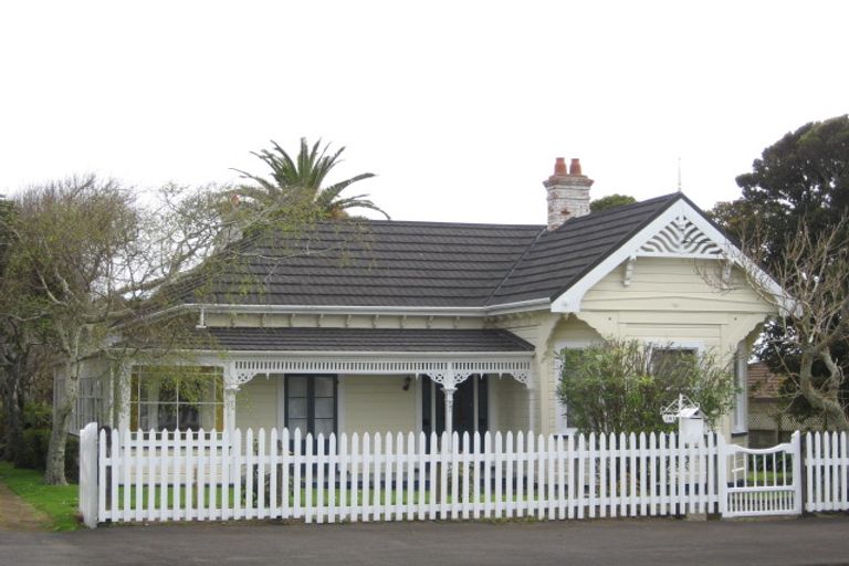 Photo of property in 281 Courtenay Street, Strandon, New Plymouth, 4312