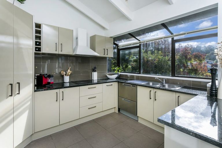 Photo of property in 1/14 Greenvalley Rise, Glenfield, Auckland, 0629
