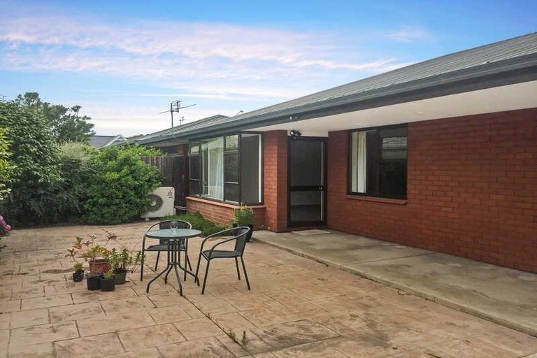 Photo of property in 2/2a Thorrington Road, Cashmere, Christchurch, 8022
