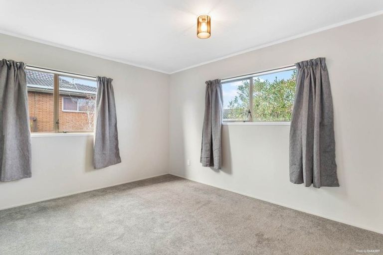 Photo of property in 2/72 Onewa Road, Northcote Point, Auckland, 0627