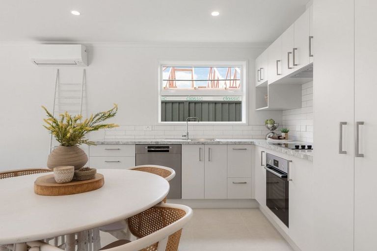 Photo of property in 11 Hammick Crescent, Pyes Pa, 3112