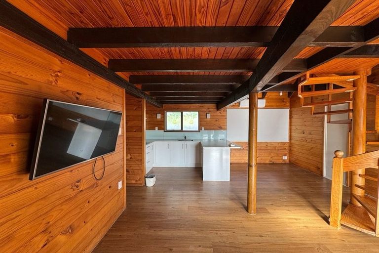 Photo of property in 197 Henderson Valley Road, Henderson, Auckland, 0612