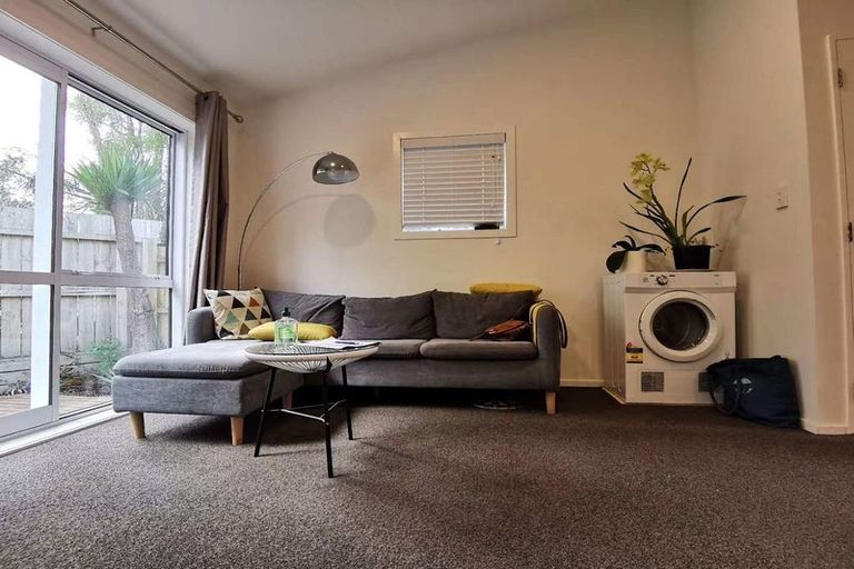 Photo of property in 3/30 John Jennings Drive, Oteha, Auckland, 0632