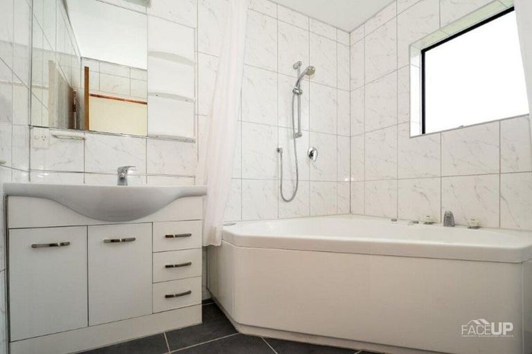 Photo of property in 128 Wiseley Road, West Harbour, Auckland, 0618