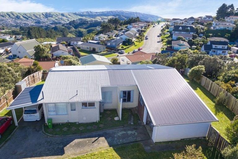 Photo of property in 15b Bayswater Place, Newlands, Wellington, 6037