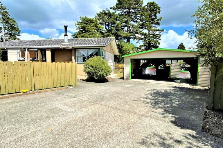 Photo of property in 69 Chilcott Road, Henderson, Auckland, 0612