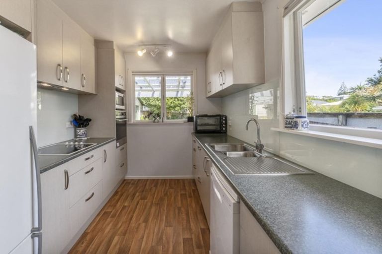 Photo of property in 4 Bayside Avenue, Te Atatu Peninsula, Auckland, 0610