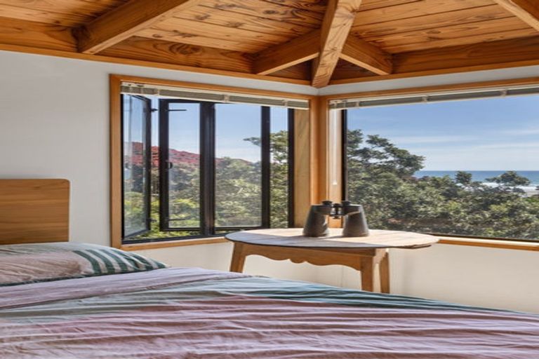 Photo of property in 79 Garden Road, Piha, New Lynn, 0772